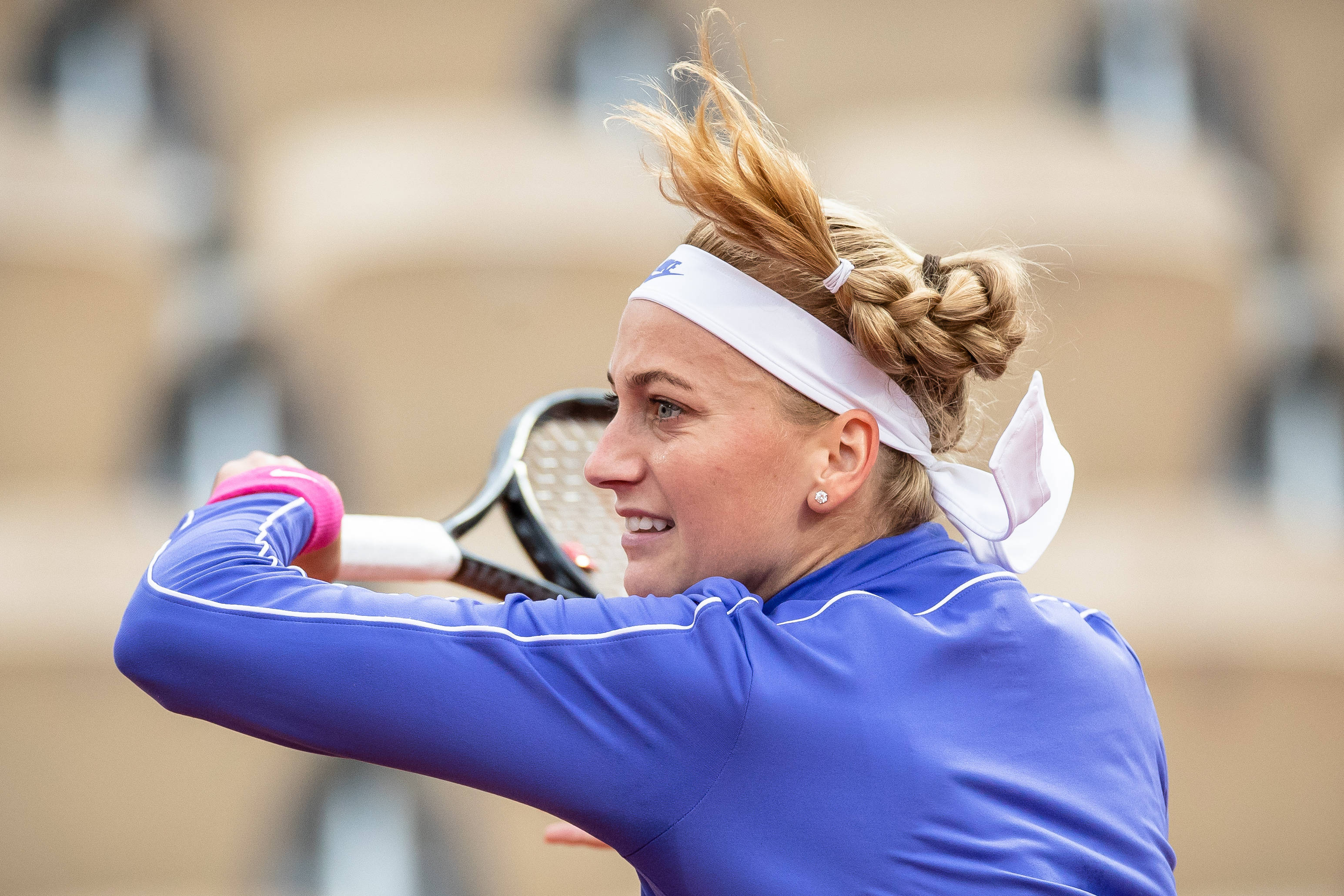 开云官网-科维托娃重返赛场，险胜首场状态出色，加拿大队观众沸腾！-开云官网